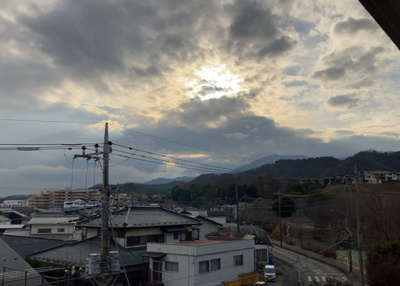 【展望】 | グリーンタウン宮の里１－２号棟 | 眺望の良さを楽しめるダイニングキッチンで家族団らんの時間を過ごしてはいかがでしょうか。バルコニーから見える景色を家族で眺める時間は、時間が経つのを忘れてしまいそうですね。是非、現地を見に行きましょう！