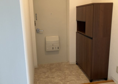 【玄関】 | グリーンタウン宮の里１－２号棟 | 玄関は家の顔でもあり、家族以外の目にも止まる場所です。玄関は外との間を仕切る扉、靴などをしまっておく収納スペース、靴脱ぎのたたきスペース、来客とのやり取りをするドアホンなど複数のアイテムからなります。