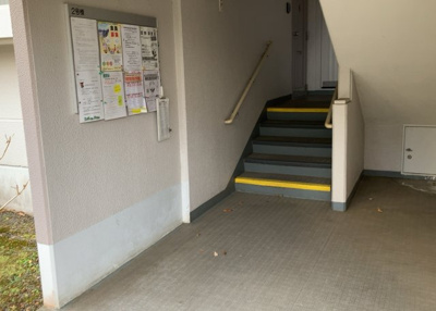 【エントランス】 | グリーンタウン宮の里１－２号棟 | マンションのエントランスには、もともと風よけや防犯の役割がありますが、マンションによって宅配ボックスなどの設備が備わっている所もあります。日々の生活をイメージしながら生活しやすさをチェックしましょう。