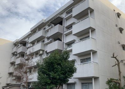 【現況写真】 | グリーンタウン宮の里１－２号棟 | 外観はマンション管理がされているかの目安になります。築年数が古いと、壁面は劣化してひび割れが生じることも！建物が古びていても細かいところが修繕されていると、きちんと管理されているなぁと感じるでしょう。