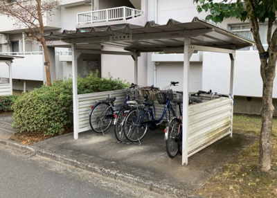 【駐車場】 | グリーンタウン宮の里１－２号棟 | 車一台あたりに必要なスペースは、標準サイズの普通自動車で横幅2m50cm、長さ5mは必要になります。ただし、乗降のことも考慮して横幅3m30cm、長さ5m50cmほどは確保できるところを選びましょう。