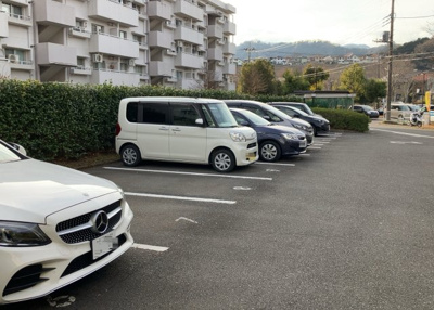 【駐車場】 | グリーンタウン宮の里１－２号棟 | 駐車場と明記されていても、最小スペースでつくられた駐車場だと大型車は駐車できなかったり、出入りしにくくなったりする可能性があります。お車のサイズと購入したい物件の駐車場のサイズを現地で確認しましょう。