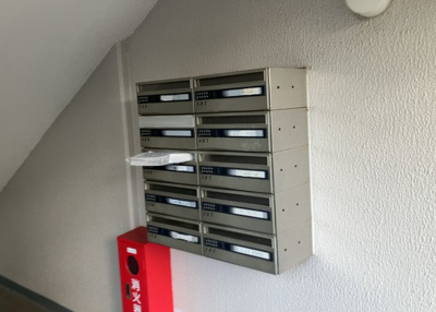 【設備】 | グリーンタウン宮の里１－２号棟 | エントランス付近に設置されている集合ポストは、住んでいる部屋と離れているため、ポストをあさるなど誰かに何かされていても被害に気づきにくいです。入居する時には他人に特定されにくい番号で鍵をかけましょう！