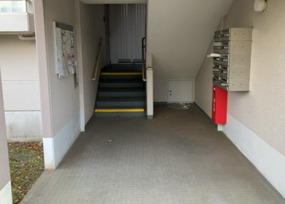 【受付】 | グリーンタウン宮の里１－２号棟 | 受付はマンションコンシェルジュがいる場合もあれば、管理人が滞在する小部屋を総称して呼ぶことがあります。主にエントランスに設置されていることから、防犯面でも期待ができます。防犯設備がない場合はより安心！