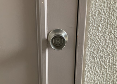 【防犯設備】 | グリーンタウン宮の里１－２号棟 | 当然のことではありますが、オートロックやセンサーライト、ホームセキュリティーなどの防犯設備があれば、小さいお子様がいるご家庭も安心ですよね！まず物件購入の際は、防犯設備もチェックするようにしましょう。