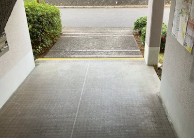 【ロビー】 | グリーンタウン宮の里１－２号棟 | ラウンジは、マンションの共用スペースに椅子やテーブルなどを配置した利用者が寛げる空間です。屋内型ラウンジと屋外型ラウンジがあります。共用部分の管理状況と合わせて、詳細については現地でご確認ください。