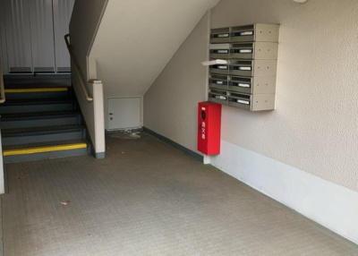 【ロビー】 | グリーンタウン宮の里１－２号棟 | ロビーというと、エントランスと何がちがうの？と思いますよね。実はロビーとエントランスには明確な決まりはありません。物件によっては、エントランスを入って広がるある程度の広さのある空間がロビーとなります。