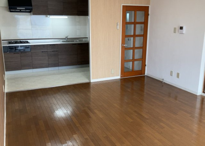 【ダイニング】 | グリーンタウン宮の里１－２号棟 | ダイニングは、食事や家族の団らんスペースとしてだけではなく、ほかの用途としても使用することができます。ダイニングテーブルを置き、食事のためのスペースを作ることでリビングとの差別化を図ることができます。