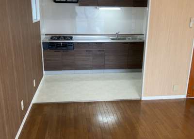 【キッチン】 | グリーンタウン宮の里１－２号棟 | L型アイランドタイプは、キッチンからダイニングにもリビングにも目が行き届くので、とても使いやすい配置です。L字型独立タイプは、キッチンを独立させてるためLDKというよりもLDといった様なイメージです。