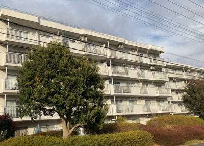 【構造・工法・仕様】 | グリーンタウン宮の里１－２号棟 | ＲＣ造、Reinforced Concreteは直訳すると補強されたコンクリートです。主に柱や梁・床・壁が鉄筋とコンクリートで構成おり、鉄筋を組んだ型枠にコンクリートを流し込んで固めたものを指します。