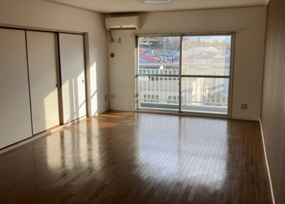 【居間・リビング】 | グリーンタウン宮の里１－２号棟 | リビングの間取りの種類は大きくわけてリビングとダイニングが別になっているタイプ、リビングダイニング一体型です。どちらも一長一短ですので、家を選ぶ時はその両面をチェックして決めるようにしましょう。