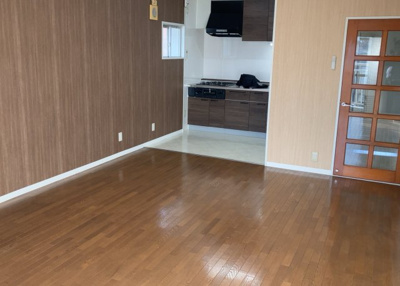 【居間・リビング】 | グリーンタウン宮の里１－２号棟 | 直線タイプはLとDKを一直線に並べた形で対面キッチンのタイプです。一般的なのでよく見かけるかもしれません。直線タイプに似た直接アイランドタイプは、キッチンとダイニングの間に壁がない分広く感じられます。