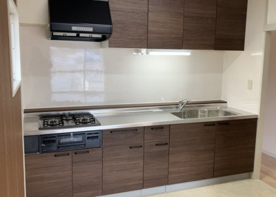 【キッチン】 | グリーンタウン宮の里１－２号棟 | 標準的なシステムキッチンの横幅は、165cm～300cm程度です。2100・2400・2550・2700などミリ単位で表記されます。普段どのように料理をするのかを想定しながら合ったサイズを選びましょう