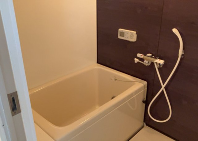 【浴室】 | グリーンタウン宮の里１－２号棟 | 入浴時の快適さも大事なことですが、綺麗な状態を維持できなければ気持ちよく入浴できません。毎日の掃除が楽という点は大事なポイントになります！カビが生えにくく掃除がしやすい、壁や浴槽を選ぶといいでしょう。