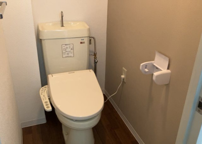 【トイレ】 | グリーンタウン宮の里１－２号棟 | トイレは大きさや形、機能、抗菌性などが異なる多種多彩なタイプが各メーカーから出ています。それぞれに良さがあるため、事前にどういったタイプのトイレがいいのかをご家庭内で決めて、内見に行くといいでしょう。