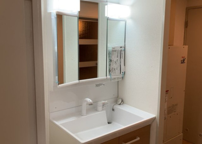 【独立洗面台】 | グリーンタウン宮の里１－２号棟 | 洗面化粧台では顔を洗ったり、身だしなみを整えることが本来の使い方ですが、用途によっては洗面化粧台に求められる機能が違ってくるため、ご自身や家族のライフスタイルに合ったものを選ぶことをおすすめ致します。