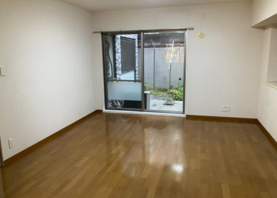 【洋室】 | ライドウェーブ相武台 | 洋室のメリットは重い家具が置きやすく、身の回りが整理しやすいことです。 床がフローリングのため畳とは異なり凹みにくいです。 クローゼットなど収納が豊富で、普段使わない旅行カバンや服の整頓も簡単にです。