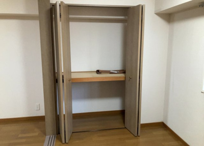 【収納】 | ライドウェーブ相武台 | デザイン性を重視しすぎて収納が少なかった！なんてことにならないため、事前に現地で収納の数を確認しておくことをお勧めします。クローゼット以外にも床下収納や屋根裏収納、パントリーなどもチェックしましょう。