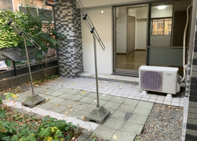 【バルコニー】 | ライドウェーブ相武台 | バルコニーは、室外の専用スペースのうち、「屋根がなく開放された空間」であるものを指します。ベランダより広いタイプのものが多く、日当たりもよいため家庭菜園などを楽しみたい人にとって適した環境となります。