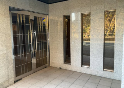 【エントランス】 | ライドウェーブ相武台 | マンションのエントランスには、もともと風よけや防犯の役割がありますが、マンションによって宅配ボックスなどの設備が備わっている所もあります。日々の生活をイメージしながら生活しやすさをチェックしましょう。