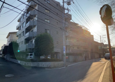 【外観】 | ライドウェーブ相武台 | 外観はマンション管理がされているかの目安になります。築年数が古いと、壁面は劣化してひび割れが生じることも！建物が古びていても細かいところが修繕されていると、きちんと管理されているなぁと感じるでしょう。