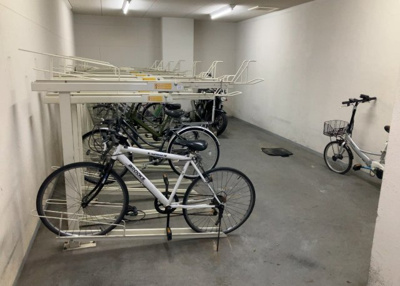 【駐車場】 | ライドウェーブ相武台 | 車一台あたりに必要なスペースは、標準サイズの普通自動車で横幅2m50cm、長さ5mは必要になります。ただし、乗降のことも考慮して横幅3m30cm、長さ5m50cmほどは確保できるところを選びましょう。