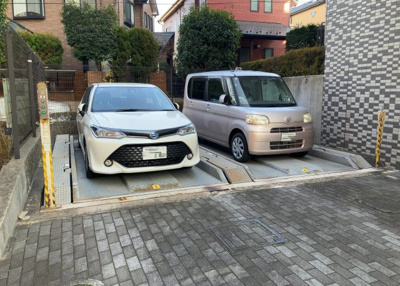 【駐車場】 | ライトウェーブ相武台 | 駐車場と明記されていても、最小スペースでつくられた駐車場だと大型車は駐車できなかったり、出入りしにくくなったりする可能性があります。お車のサイズと購入したい物件の駐車場のサイズを現地で確認しましょう。