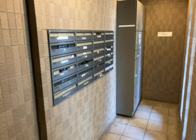 【設備】 | ライドウェーブ相武台 | エントランス付近に設置されている集合ポストは、住んでいる部屋と離れているため、ポストをあさるなど誰かに何かされていても被害に気づきにくいです。入居する時には他人に特定されにくい番号で鍵をかけましょう！