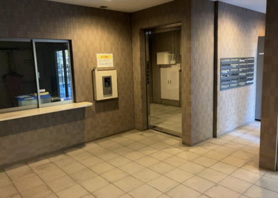 【ロビー】 | ライドウェーブ相武台 | ロビーというと、エントランスと何がちがうの？と思いますよね。実はロビーとエントランスには明確な決まりはありません。物件によっては、エントランスを入って広がるある程度の広さのある空間がロビーとなります。