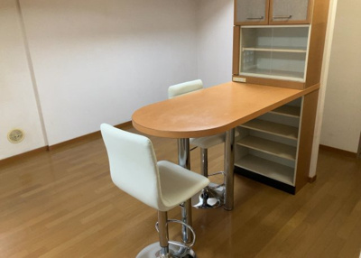 【ダイニング】 | ライドウェーブ相武台 | ダイニングは、食事や家族の団らんスペースとしてだけではなく、ほかの用途としても使用することができます。ダイニングテーブルを置き、食事のためのスペースを作ることでリビングとの差別化を図ることができます。