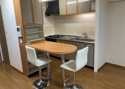 【キッチン】 | ライドウェーブ相武台 | L型アイランドタイプは、キッチンからダイニングにもリビングにも目が行き届くので、とても使いやすい配置です。L字型独立タイプは、キッチンを独立させてるためLDKというよりもLDといった様なイメージです。