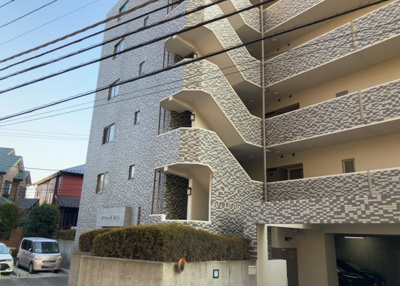 【構造・工法・仕様】 | ライドウェーブ相武台 | ＲＣ造、Reinforced Concreteは直訳すると補強されたコンクリートです。主に柱や梁・床・壁が鉄筋とコンクリートで構成おり、鉄筋を組んだ型枠にコンクリートを流し込んで固めたものを指します。