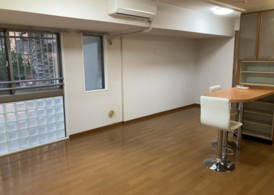 【居間・リビング】 | ライドウェーブ相武台 | 直線タイプはLとDKを一直線に並べた形で対面キッチンのタイプです。一般的なのでよく見かけるかもしれません。直線タイプに似た直接アイランドタイプは、キッチンとダイニングの間に壁がない分広く感じられます。