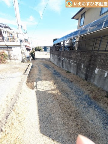 深谷市緑ケ丘　売地の前面道路含む現地写真