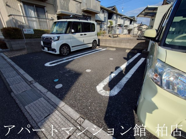 クレストパークＡの駐車場