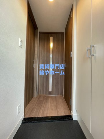 スプランディッド難波WESTの玄関|収納もある玄関です