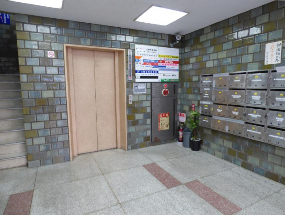 千代田区六番町の店舗一部のエントランス|ゆとりのあるエントランスです