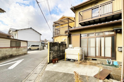 【前面道路含む現地写真】 | 伏見区向島二ノ丸町　中古戸建 | 小中一貫校《向島秀蓮小中学校》が徒歩5分と近く通学面も安心の距離です。