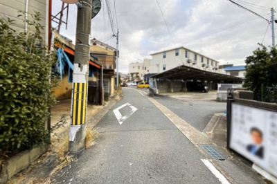 【前面道路含む現地写真】 | 伏見区向島二ノ丸町　中古戸建 | 理想のお部屋にリフォームしたい、とにかく安く綺麗にしたい、リフォーム費用を住宅ローンで借りたい等お客様のご要望に合わせたご提案をさせて頂きます。お気軽にご相談下さい！