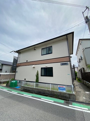 西宮市上甲東園５丁目のアパートの外観