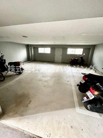 コリーヌ江坂のその他共用部分|バイク置き場