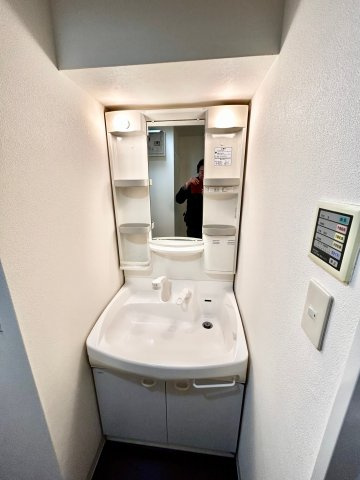 コリーヌ江坂の洗面所