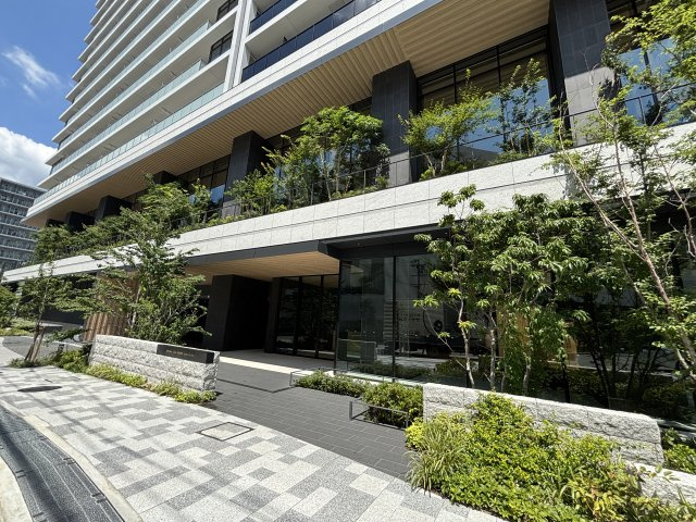 Brillia Tower 箕面船場（ブリリアタワー箕面船場）TOP OF THE HILLのエントランス