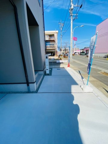 リナージュ／東区東野23-1期／１号棟の前面道路含む現地写真