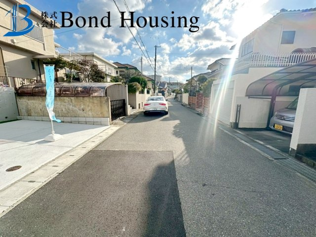 小中学校まで徒歩10分以内　桃山台3丁目２号棟　新築戸建の前面道路含む現地写真