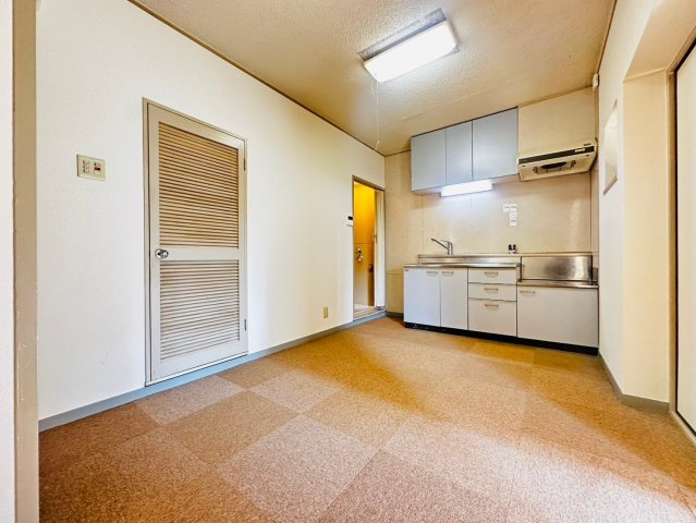 ロイヤルコーポ吉田の居間・リビング