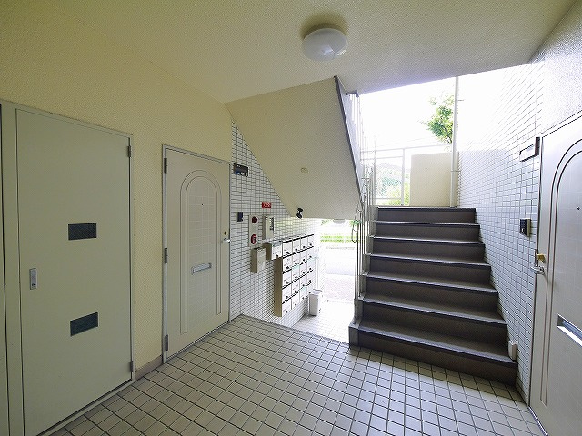 シティパレス学園前P-1のその他共用部分|足元が見やすい階段です