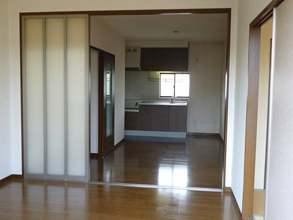 ディアスサカエの居間・リビング|こちらのリビングで趣味の時間をお楽しみください