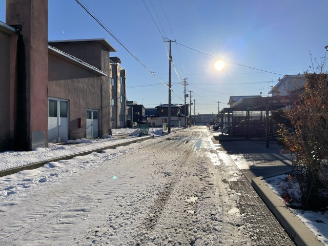 八戸市大字尻内町字下根市の前面道路含む現地写真