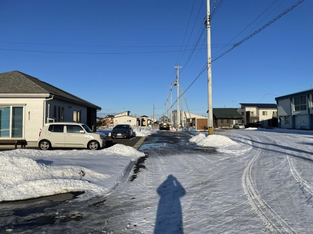 八戸市大字尻内町字下根市の前面道路含む現地写真